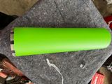 un tube vert posé sur un morceau de feutre