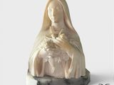 une image représentant une statue d'une femme tenant un bébé dans ses bras