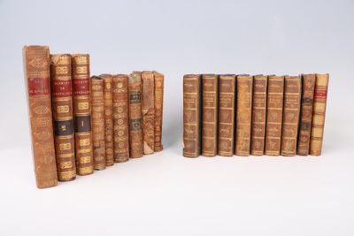 un groupe de vieux livres posés les uns sur les autres