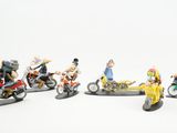de nombreuses figurines représentant des personnes à moto ou en voiture