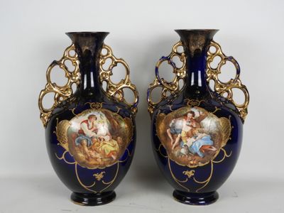 une paire de vases bleus ornés de motifs dorés sur fond blanc