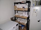 une pile de cartons posée sur une étagère à côté d'une machine à laver