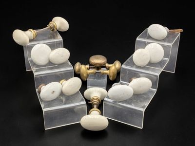 trois présentoirs en acrylique transparent avec des boutons blancs et dorés