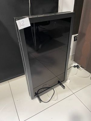 un téléviseur posé par terre dans la pièce