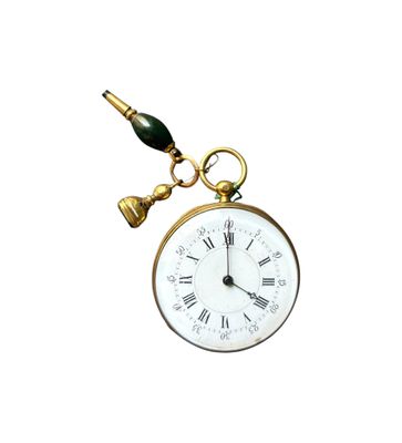 une montre de poche en or à laquelle est suspendue une clochette sur le côté