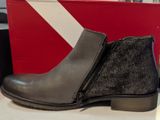 une paire de bottes posée sur une table
