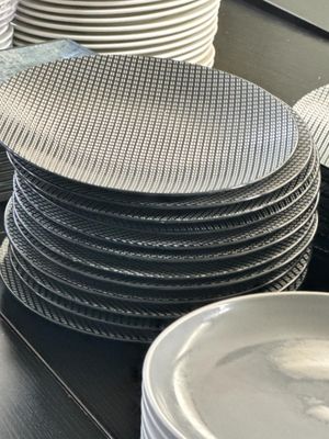 beaucoup d'assiettes empilées sur une table