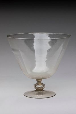 une photo d'un saladier en verre posé sur une table