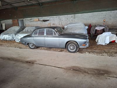 une voiture garée dans un garage à côté d'un tas d'objets