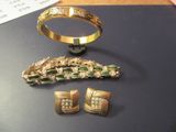 trois bijoux posés sur une table