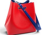 un sac à main rouge et bleu avec une bandoulière bleue sur fond blanc