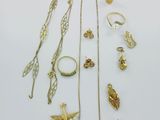 bijoux en or sur fond blanc