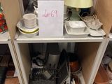 beaucoup d'articles sur les étagères du magasin