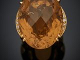 une bague en saphir orange et diamants