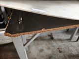 une planche de surf posée sur une table