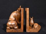 des serre-livres en bois représentant un chien et un chat sur fond noir