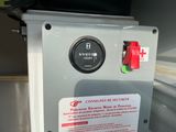 un gros plan d'un panneau de commande sur lequel figure une croix rouge