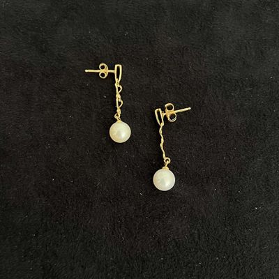 une paire de boucles d'oreilles en perles sur fond noir