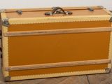 une vieille valise posée par terre