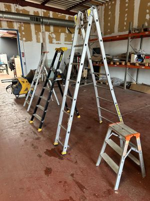 many ladders that are sitting in a room