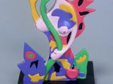 une figurine représentant une femme tenant une pomme à la main