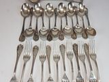 beaucoup de cuillères et de fourchettes en argent sur la table
