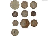 l'image d'un paquet de pièces de monnaie posé sur une surface blanche