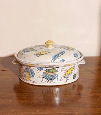 une petite casserole posée sur une table en bois, avec un mur blanc en arrière-plan