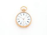 une image représentant une montre de poche en or avec des chiffres romains et des chiffres romains