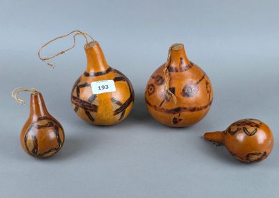 trois courges et trois courges sont posées sur une table