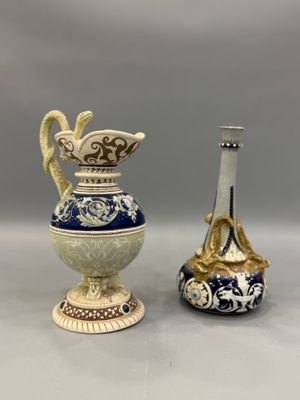 Deux vases sont posés l'un à côté de l'autre sur une table