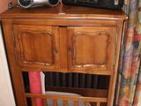 un meuble en bois sur lequel est posée une radio