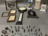 un grand nombre d'objets posés sur une table