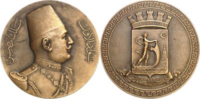 a close up of a coin with a man in a hat on it