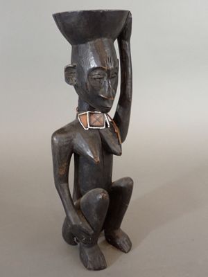 AFRIQUE, XXe, Statuette fétiche en bois sculpté patiné figur…