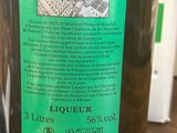 une bouteille de vin posée sur une table