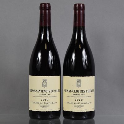 deux bouteilles de vin posées sur une table l'une à côté de l'autre