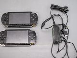 deux consoles Nintendo Wii posées l'une à côté de l'autre sur une table