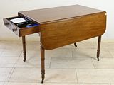 une petite table en bois surmontée d'un tiroir