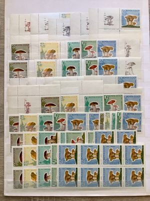 une photo d'une collection de timbres représentant des animaux