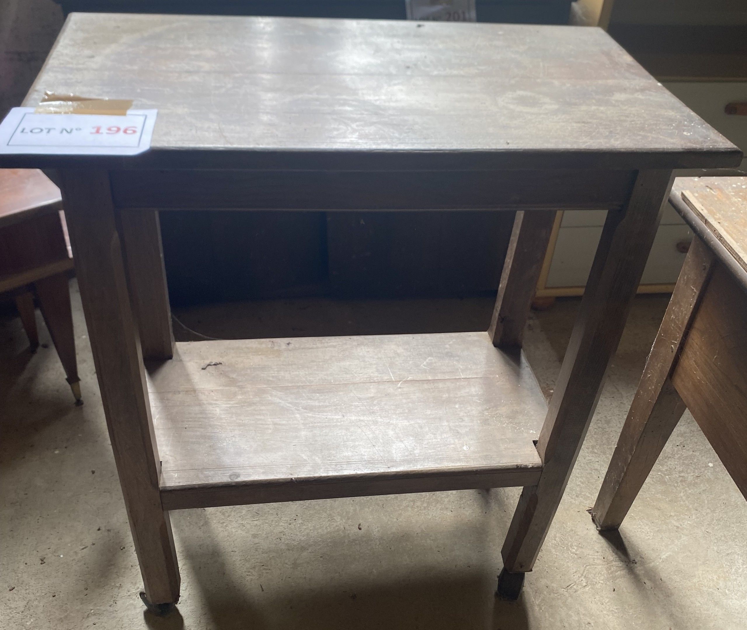 Table roulante en chêne (97X74X78Ht), à deux plateaux et en l’état d’usage. Enlèvement sous quinzaine et sur place, à...