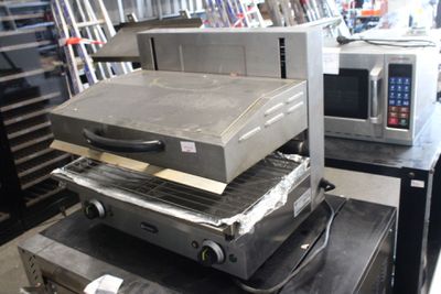 deux fours à pizza empilés l'un sur l'autre sur une table