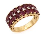 gros plan d'une bague en or avec des pierres rouges et blanches
