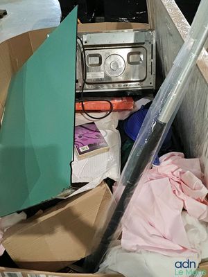 une boîte remplie d'objets qui traîne par terre