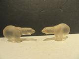 deux ours polaires en verre posés sur une surface blanche