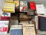un grand nombre de livres empilés les uns sur les autres