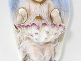 une image représentant une figurine d'ange tenant un panier de fleurs