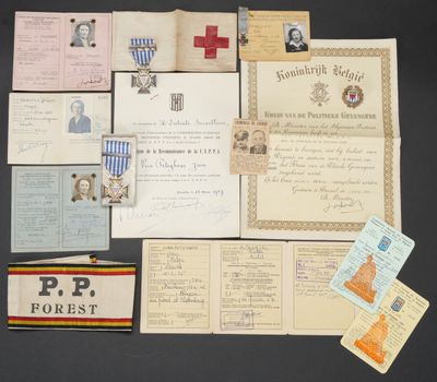une photo montrant une pile de vieux papiers et de timbres posés sur une table
