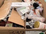 une boîte en carton remplie d'une multitude d'objets