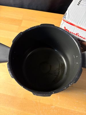 un bol noir posé sur une table en bois